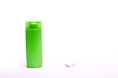 Kadınlar beyaz arka planda izole edilmiş krema şişesi diye bağırıyorlar.