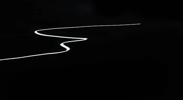 モーション ブラーを黒の背景に高速道路で車の光の道 — ストック写真