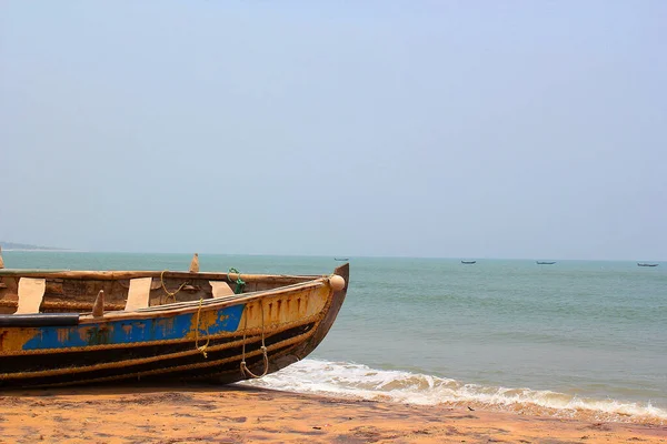 Рыбацкая Лодка Пустом Пляже — стоковое фото