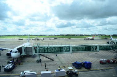 Jet Köprüsü, uçak kapısını havaalanı terminaline bağlıyor. Yolcular için barınaklar.