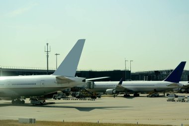 Havaalanındaki büyük yolcu uçağının yakın çekimi..