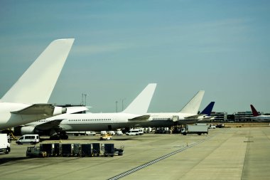 Bir tren ingiltere platformuna gidiyor, 