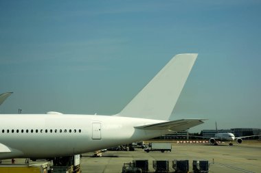 Havaalanındaki büyük yolcu uçağının yakın çekimi..