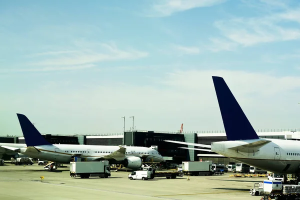 Κοντινό Πλάνο Μεγάλων Επιβατικών Αεροσκαφών Στον Διάδρομο Προσγείωσης Απογείωσης Στο — Φωτογραφία Αρχείου
