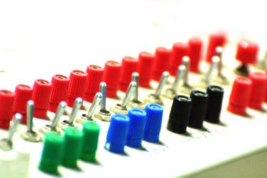 Beyaz arkaplana karşı elektrik düğmesi grubu