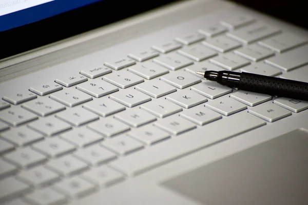 Close Pen Lying Laptop Keypad — Stock Photo, Image
