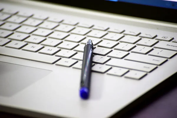 Close Pen Lying Laptop Keypad Black Background — Stock Photo, Image