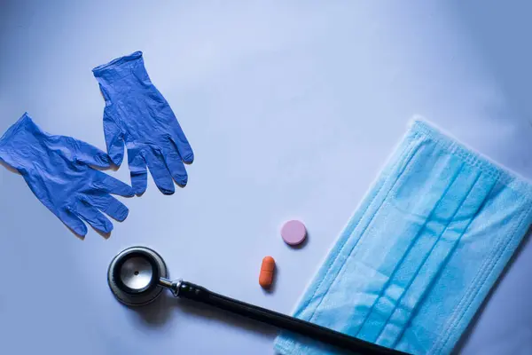 Stethoskop Mundschutz Und Handschuhe Isoliert Auf Blauem Hintergrund — Stockfoto