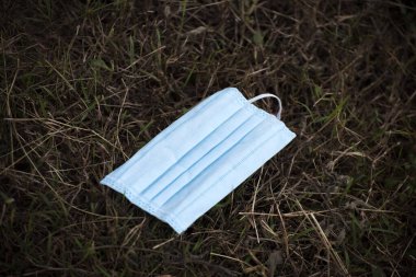 Covid-19 salgını sırasında yerde tıbbi maske vardı. Anti-korona virüsünde kullanılan yüz maskeleri..