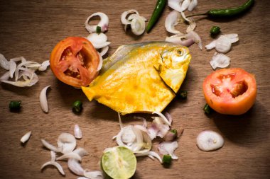 Ahşap zemin üzerinde yemek yapmaya hazır broşür balıkları yakın plan.