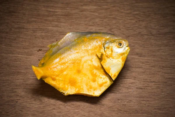 ปลาแผ บพร อมท จะท าอาหารวางบนโต ะไม — ภาพถ่ายสต็อก