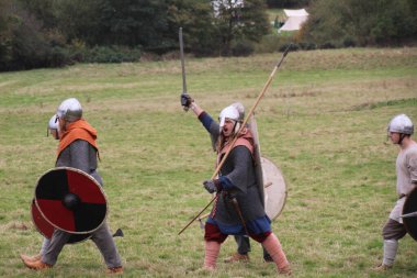 Battle, UK - 12 Ekim 2019: Hastings savaşını yeniden canlandıran oyuncular. Amaç, 1066 yılında İngiltere tarihindeki bu önemli an hakkında insanları eğitmek..