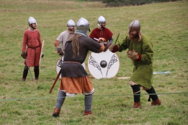 Battle, UK - 12 Ekim 2019: Hastings savaşını yeniden canlandıran oyuncular. Amaç, 1066 yılında İngiltere tarihindeki bu önemli an hakkında insanları eğitmek..