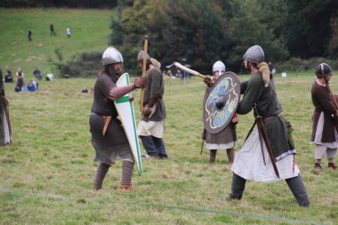Battle, UK - 12 Ekim 2019: Hastings savaşını yeniden canlandıran oyuncular. Amaç, 1066 yılında İngiltere tarihindeki bu önemli an hakkında insanları eğitmek..