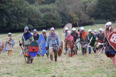 Battle, UK - 12 Ekim 2019: Hastings savaşını yeniden canlandıran oyuncular. Amaç, 1066 yılında İngiltere tarihindeki bu önemli an hakkında insanları eğitmek..