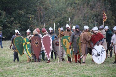 Battle, UK - 12 Ekim 2019: Hastings savaşını yeniden canlandıran oyuncular. Amaç, 1066 yılında İngiltere tarihindeki bu önemli an hakkında insanları eğitmek..