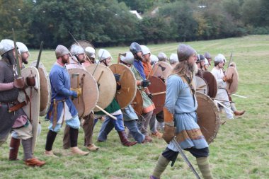 Battle, UK - 12 Ekim 2019: Hastings savaşını yeniden canlandıran oyuncular. Amaç, 1066 yılında İngiltere tarihindeki bu önemli an hakkında insanları eğitmek..