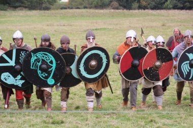 Battle, UK - 12 Ekim 2019: Hastings savaşını yeniden canlandıran oyuncular. Amaç, 1066 yılında İngiltere tarihindeki bu önemli an hakkında insanları eğitmek..