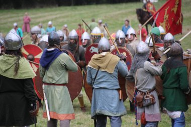 Battle, UK - 12 Ekim 2019: Hastings savaşını yeniden canlandıran oyuncular. Amaç, 1066 yılında İngiltere tarihindeki bu önemli an hakkında insanları eğitmek..