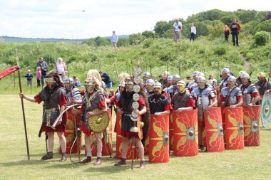 Old Sarum - 27 Mayıs 2019: Roma askeri. Yeniden canlandırma grubu Clash of the Ros 'un bir parçası olarak, Roma lejyonlarının İngiltere' nin işgali sırasında nasıl yaşadıklarını ve nasıl savaştıklarını göstermek için ülkeyi geziyorlar.
