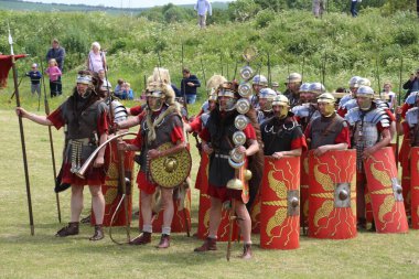 Old Sarum - 27 Mayıs 2019: Roma askeri. Yeniden canlandırma grubu Clash of the Ros 'un bir parçası olarak, Roma lejyonlarının İngiltere' nin işgali sırasında nasıl yaşadıklarını ve nasıl savaştıklarını göstermek için ülkeyi geziyorlar.