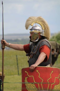 Old Sarum - 27 Mayıs 2019: Roma askeri. Yeniden canlandırma grubu Clash of the Ros 'un bir parçası olarak, Roma lejyonlarının İngiltere' nin işgali sırasında nasıl yaşadıklarını ve nasıl savaştıklarını göstermek için ülkeyi geziyorlar.