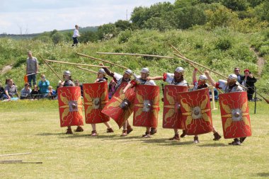 Old Sarum - 27 Mayıs 2019: Roma askeri. Yeniden canlandırma grubu Clash of the Ros 'un bir parçası olarak, Roma lejyonlarının İngiltere' nin işgali sırasında nasıl yaşadıklarını ve nasıl savaştıklarını göstermek için ülkeyi geziyorlar.