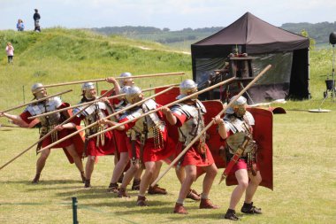 Old Sarum - 27 Mayıs 2019: Roma askeri. Yeniden canlandırma grubu Clash of the Ros 'un bir parçası olarak, Roma lejyonlarının İngiltere' nin işgali sırasında nasıl yaşadıklarını ve nasıl savaştıklarını göstermek için ülkeyi geziyorlar.