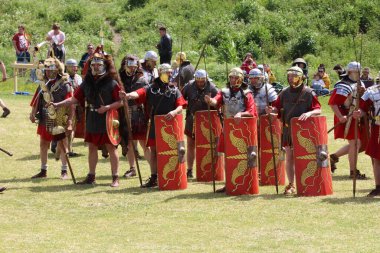 Old Sarum - 27 Mayıs 2019: Roma askeri. Yeniden canlandırma grubu Clash of the Ros 'un bir parçası olarak, Roma lejyonlarının İngiltere' nin işgali sırasında nasıl yaşadıklarını ve nasıl savaştıklarını göstermek için ülkeyi geziyorlar.