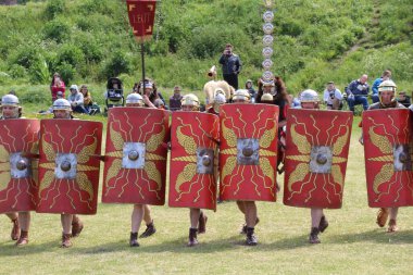 Old Sarum - 27 Mayıs 2019: Roma askeri. Yeniden canlandırma grubu Clash of the Ros 'un bir parçası olarak, Roma lejyonlarının İngiltere' nin işgali sırasında nasıl yaşadıklarını ve nasıl savaştıklarını göstermek için ülkeyi geziyorlar.