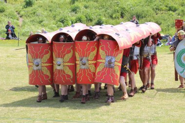 Old Sarum - 27 Mayıs 2019: Roma askeri. Yeniden canlandırma grubu Clash of the Ros 'un bir parçası olarak, Roma lejyonlarının İngiltere' nin işgali sırasında nasıl yaşadıklarını ve nasıl savaştıklarını göstermek için ülkeyi geziyorlar.