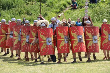 Old Sarum - 27 Mayıs 2019: Roma askeri. Yeniden canlandırma grubu Clash of the Ros 'un bir parçası olarak, Roma lejyonlarının İngiltere' nin işgali sırasında nasıl yaşadıklarını ve nasıl savaştıklarını göstermek için ülkeyi geziyorlar.