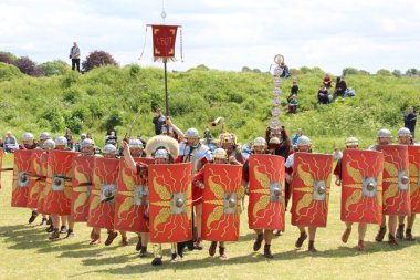 Old Sarum - 27 Mayıs 2019: Roma askeri. Yeniden canlandırma grubu Clash of the Ros 'un bir parçası olarak, Roma lejyonlarının İngiltere' nin işgali sırasında nasıl yaşadıklarını ve nasıl savaştıklarını göstermek için ülkeyi geziyorlar.