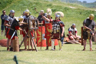 Old Sarum - 27 Mayıs 2019: Roma askeri. Yeniden canlandırma grubu Clash of the Ros 'un bir parçası olarak, Roma lejyonlarının İngiltere' nin işgali sırasında nasıl yaşadıklarını ve nasıl savaştıklarını göstermek için ülkeyi geziyorlar.