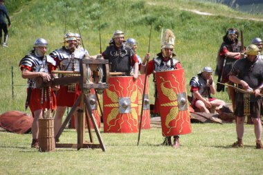 Old Sarum - 27 Mayıs 2019: Roma askeri. Yeniden canlandırma grubu Clash of the Ros 'un bir parçası olarak, Roma lejyonlarının İngiltere' nin işgali sırasında nasıl yaşadıklarını ve nasıl savaştıklarını göstermek için ülkeyi geziyorlar.