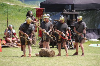 Old Sarum - 27 Mayıs 2019: Roma askeri. Yeniden canlandırma grubu Clash of the Ros 'un bir parçası olarak, Roma lejyonlarının İngiltere' nin işgali sırasında nasıl yaşadıklarını ve nasıl savaştıklarını göstermek için ülkeyi geziyorlar.