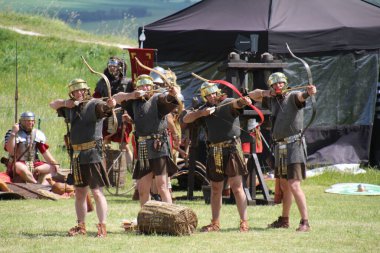 Old Sarum - 27 Mayıs 2019: Roma askeri. Yeniden canlandırma grubu Clash of the Ros 'un bir parçası olarak, Roma lejyonlarının İngiltere' nin işgali sırasında nasıl yaşadıklarını ve nasıl savaştıklarını göstermek için ülkeyi geziyorlar.