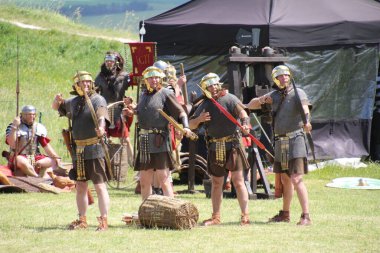 Old Sarum - 27 Mayıs 2019: Roma askeri. Yeniden canlandırma grubu Clash of the Ros 'un bir parçası olarak, Roma lejyonlarının İngiltere' nin işgali sırasında nasıl yaşadıklarını ve nasıl savaştıklarını göstermek için ülkeyi geziyorlar.