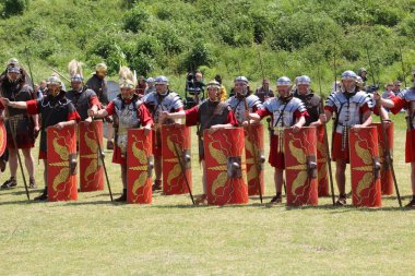 Old Sarum - 27 Mayıs 2019: Roma askeri. Yeniden canlandırma grubu Clash of the Ros 'un bir parçası olarak, Roma lejyonlarının İngiltere' nin işgali sırasında nasıl yaşadıklarını ve nasıl savaştıklarını göstermek için ülkeyi geziyorlar.