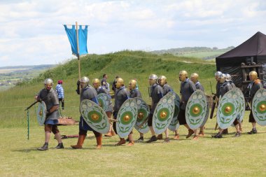 Old Sarum - 27 Mayıs 2019: Roma askerleri. Yeniden canlandırma grubu Clash of the Ros 'un bir parçası olarak, Roma lejyonlarının İngiltere' nin işgali sırasında nasıl yaşadıklarını ve nasıl savaştıklarını göstermek için ülkeyi geziyorlar.