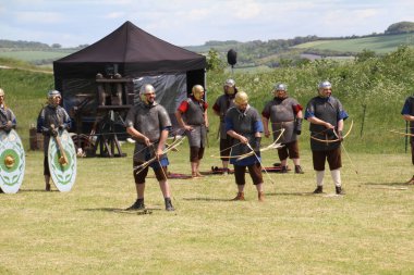 Old Sarum - 27 Mayıs 2019: Roma askerleri. Yeniden canlandırma grubu Clash of the Ros 'un bir parçası olarak, Roma lejyonlarının İngiltere' nin işgali sırasında nasıl yaşadıklarını ve nasıl savaştıklarını göstermek için ülkeyi geziyorlar.