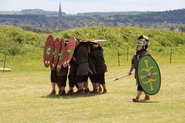 Old Sarum - 27 Mayıs 2019: Roma askerleri. Yeniden canlandırma grubu Clash of the Ros 'un bir parçası olarak, Roma lejyonlarının İngiltere' nin işgali sırasında nasıl yaşadıklarını ve nasıl savaştıklarını göstermek için ülkeyi geziyorlar.