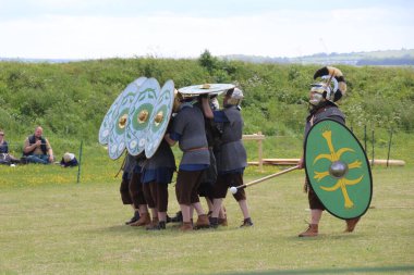 Old Sarum - 27 Mayıs 2019: Roma askerleri. Yeniden canlandırma grubu Clash of the Ros 'un bir parçası olarak, Roma lejyonlarının İngiltere' nin işgali sırasında nasıl yaşadıklarını ve nasıl savaştıklarını göstermek için ülkeyi geziyorlar.