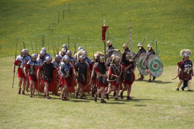 Old Sarum - 27 Mayıs 2019: Roma askerleri. Yeniden canlandırma grubu Clash of the Ros 'un bir parçası olarak, Roma lejyonlarının İngiltere' nin işgali sırasında nasıl yaşadıklarını ve nasıl savaştıklarını göstermek için ülkeyi geziyorlar.