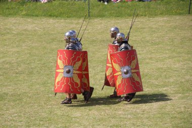 Old Sarum - 27 Mayıs 2019: Roma askerleri. Yeniden canlandırma grubu Clash of the Ros 'un bir parçası olarak, Roma lejyonlarının İngiltere' nin işgali sırasında nasıl yaşadıklarını ve nasıl savaştıklarını göstermek için ülkeyi geziyorlar.