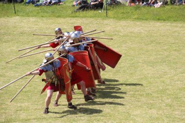 Old Sarum - 27 Mayıs 2019: Roma askerleri. Yeniden canlandırma grubu Clash of the Ros 'un bir parçası olarak, Roma lejyonlarının İngiltere' nin işgali sırasında nasıl yaşadıklarını ve nasıl savaştıklarını göstermek için ülkeyi geziyorlar.