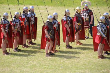 Old Sarum - 27 Mayıs 2019: Roma askerleri. Yeniden canlandırma grubu Clash of the Ros 'un bir parçası olarak, Roma lejyonlarının İngiltere' nin işgali sırasında nasıl yaşadıklarını ve nasıl savaştıklarını göstermek için ülkeyi geziyorlar.