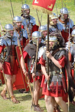 Old Sarum - 27 Mayıs 2019: Roma askerleri. Yeniden canlandırma grubu Clash of the Ros 'un bir parçası olarak, Roma lejyonlarının İngiltere' nin işgali sırasında nasıl yaşadıklarını ve nasıl savaştıklarını göstermek için ülkeyi geziyorlar.