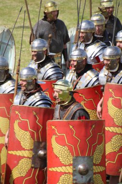 Old Sarum - 27 Mayıs 2019: Roma askerleri. Yeniden canlandırma grubu Clash of the Ros 'un bir parçası olarak, Roma lejyonlarının İngiltere' nin işgali sırasında nasıl yaşadıklarını ve nasıl savaştıklarını göstermek için ülkeyi geziyorlar.