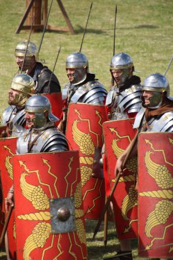 Old Sarum - 27 Mayıs 2019: Roma askerleri. Yeniden canlandırma grubu Clash of the Ros 'un bir parçası olarak, Roma lejyonlarının İngiltere' nin işgali sırasında nasıl yaşadıklarını ve nasıl savaştıklarını göstermek için ülkeyi geziyorlar.